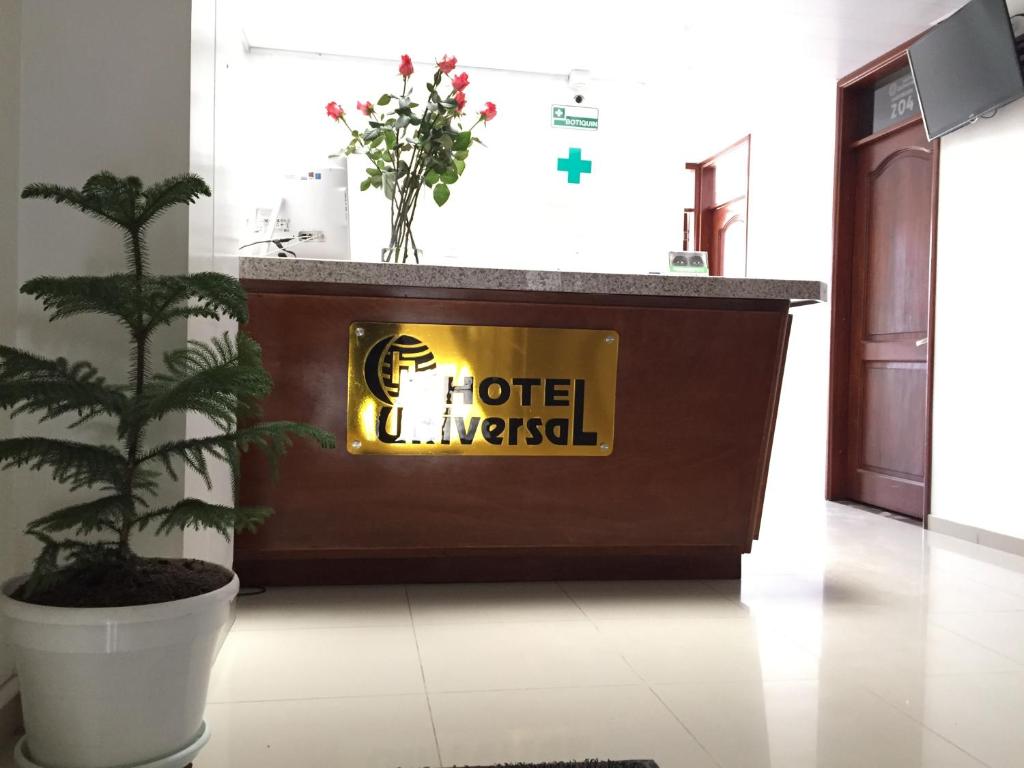 un mostrador de emergencia en un vestíbulo con una planta en Hotel Universal, en Duitama