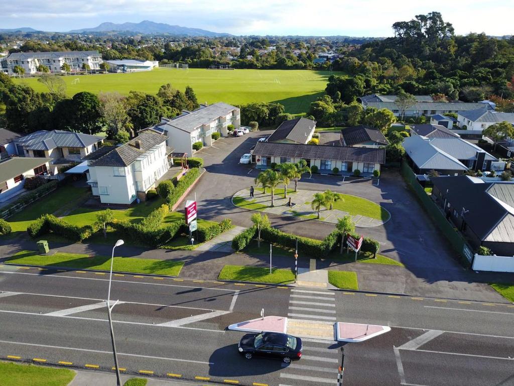 una vista aérea de una pequeña ciudad con aparcamiento en Coronation Court Motel en New Plymouth