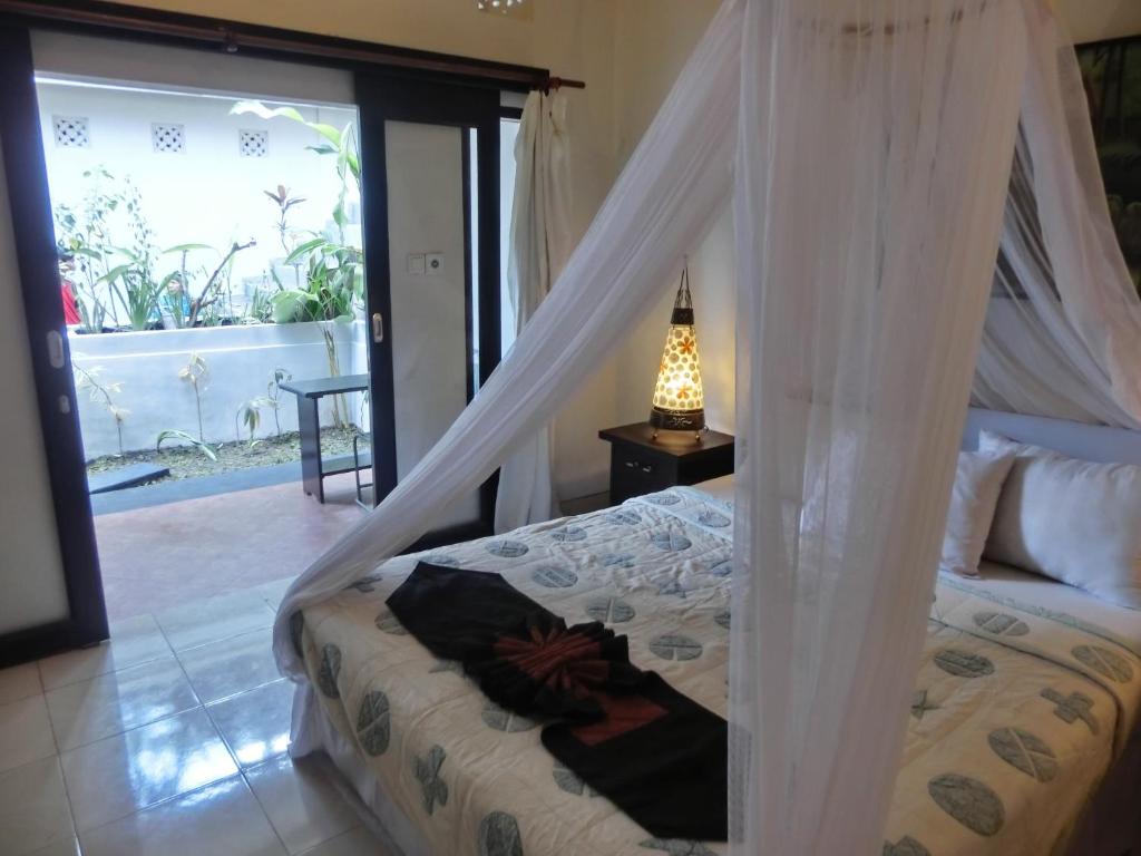 Postel nebo postele na pokoji v ubytování Latugu Homestay Ubud