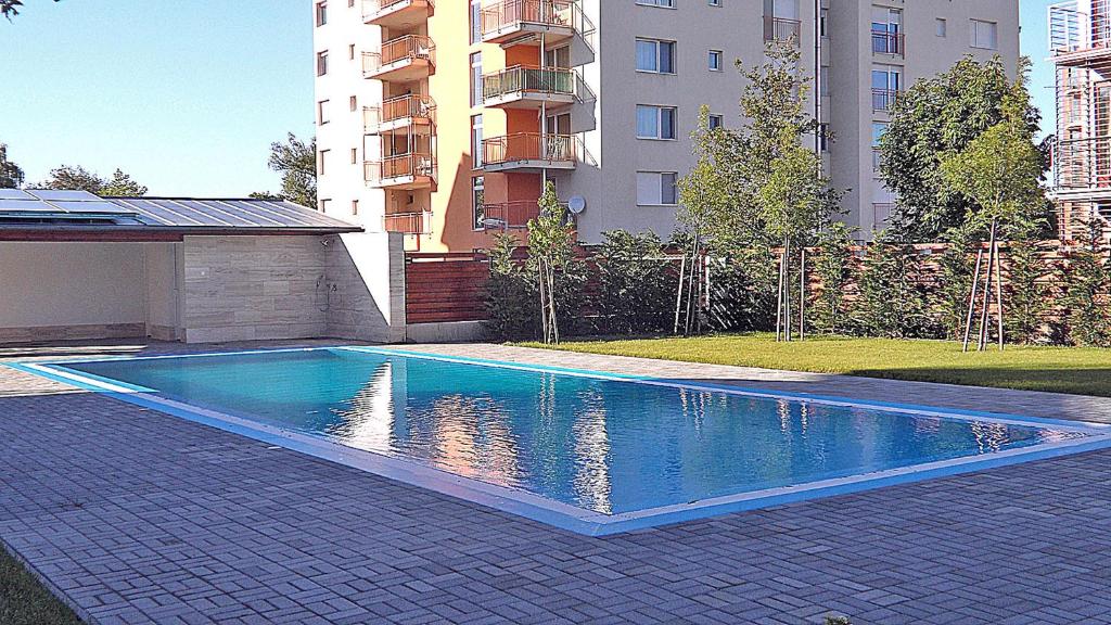 uma piscina em frente a um edifício em Solar Golden Beach Apartments em Siófok