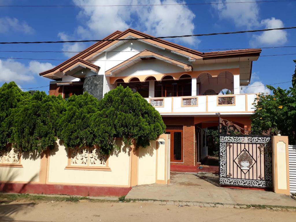 una casa con una puerta delante de ella en Brinthavanam Days Inn en Jaffna