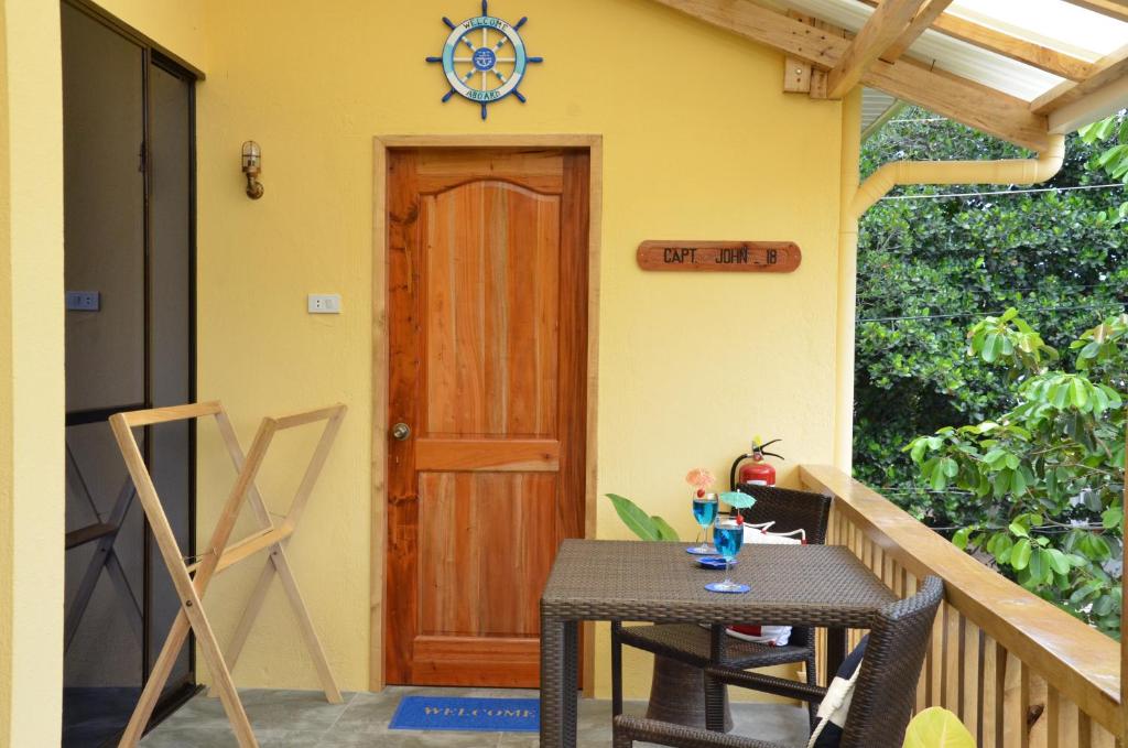 Balkón nebo terasa v ubytování Captain's Lodge and Bar