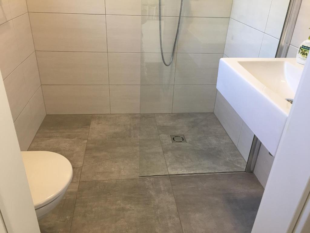 Vannituba majutusasutuses Ferienbungalow Weber
