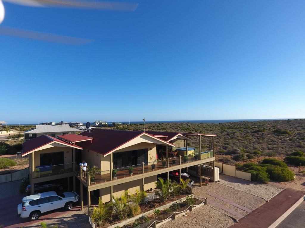 una casa con un coche aparcado delante de ella en On the Deck @ Shark Bay, en Denham