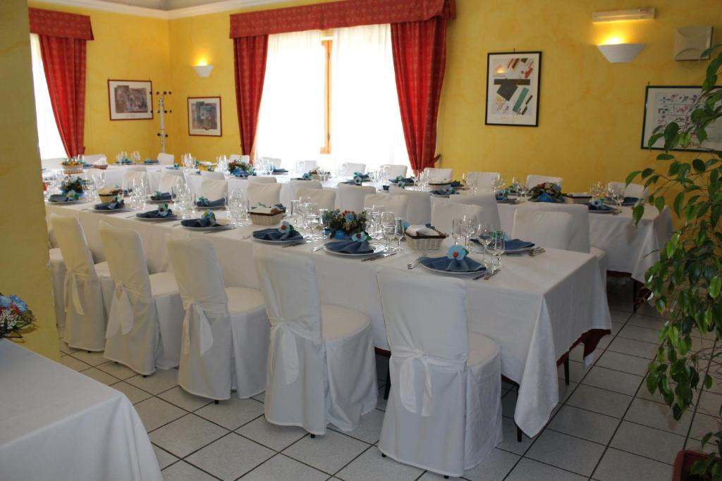 Restauracja lub miejsce do jedzenia w obiekcie Hotel Aquila