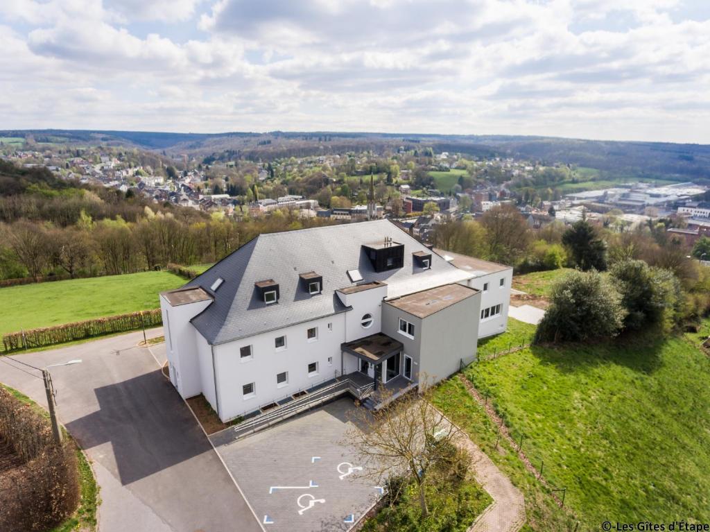 una vista aerea di una casa bianca su una collina di Gîte Kaleo Eupen Jugendherberge a Eupen