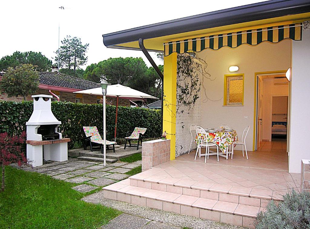 比比翁的住宿－Appartamenti Casa Del Mare，一个带烧烤架和桌椅的庭院