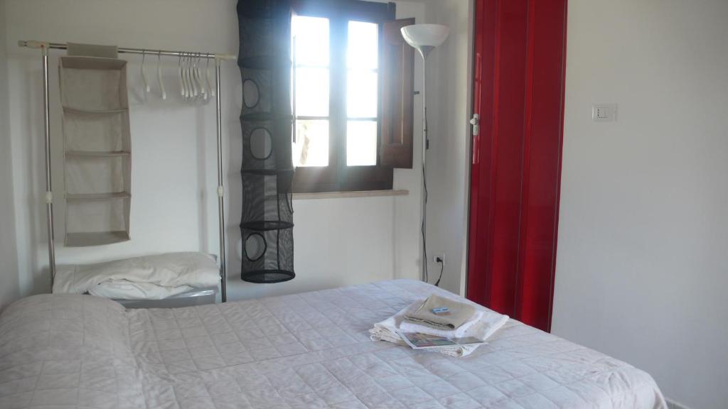 San Valentino in Abruzzo CiterioreにあるDepandance Elvira Basilicoのベッドルーム1室(赤いカーテンと窓付きのベッド1台付)