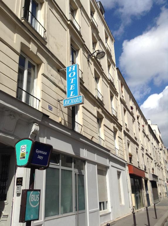 un panneau bleu sur le côté d'un bâtiment dans l'établissement Hôtel Richard, à Paris