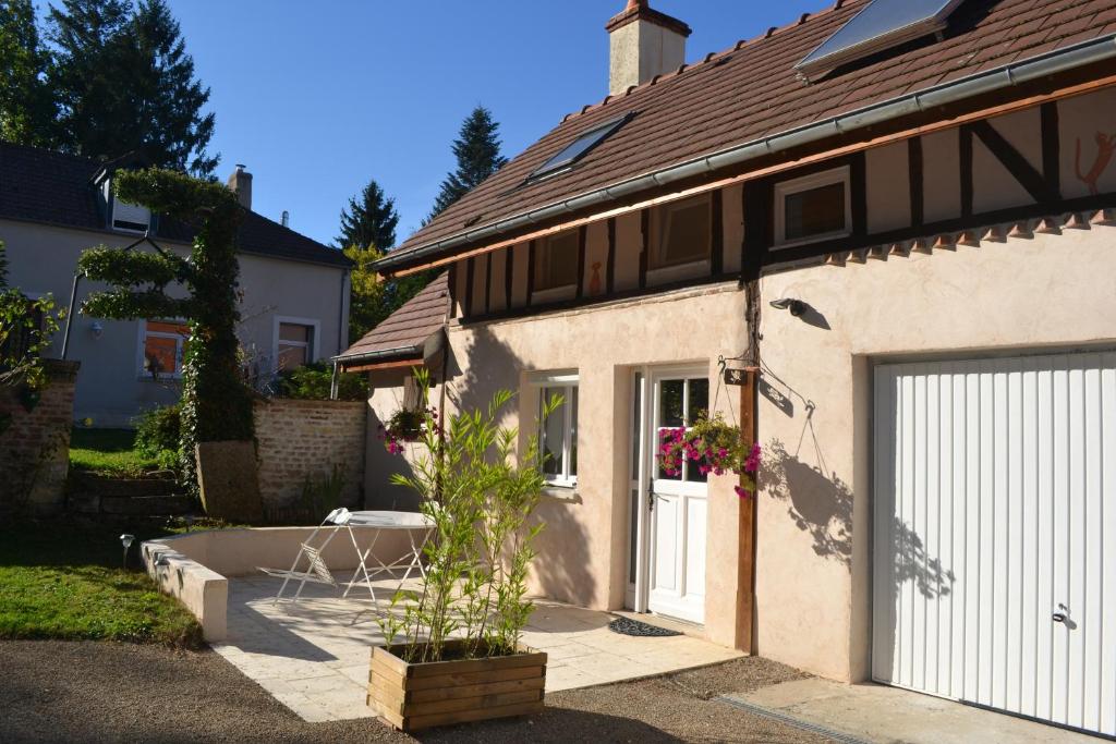Casa blanca con garaje y silla en La Licorne, en Lamarche-sur-Saône