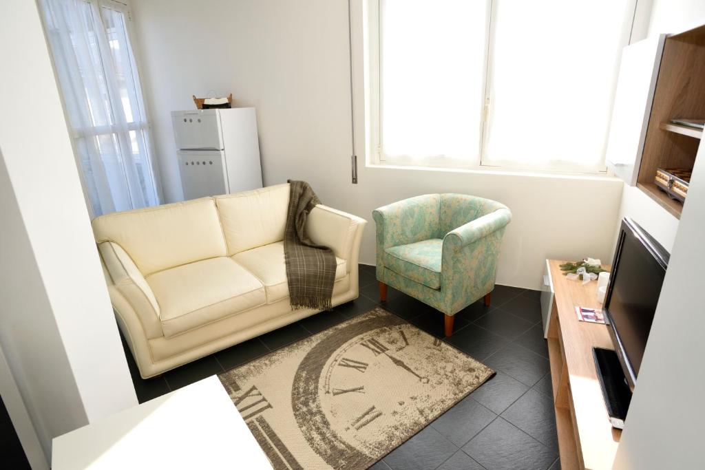 カントゥにあるMid Modのリビングルーム(ソファ、椅子付)