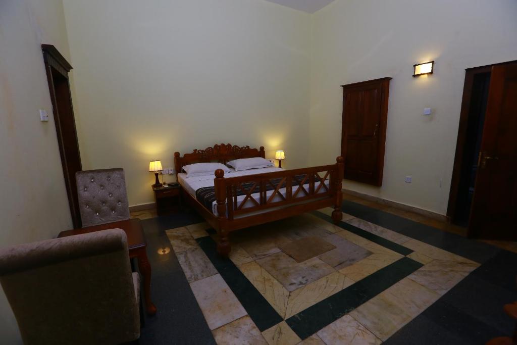 Postel nebo postele na pokoji v ubytování Peradeniya Rest House