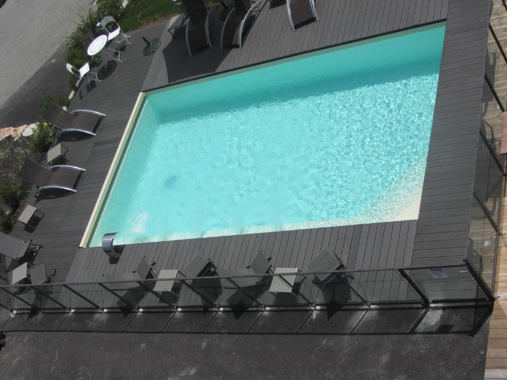 Bazén v ubytování Hôtel-Chalet Les Ecureuils Restaurant, Piscine, Jardin Garage nebo v jeho okolí