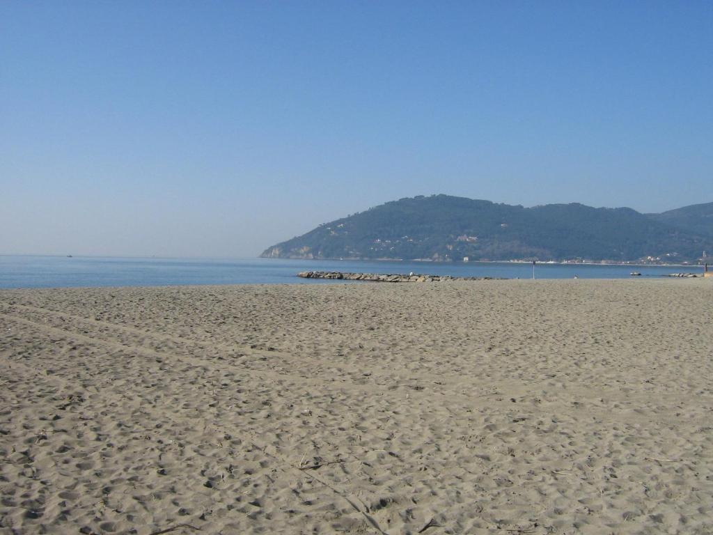 マリネッラ・ディ・サルザーナにあるLa Casetta di Marinellaの山を背景に広がる砂浜