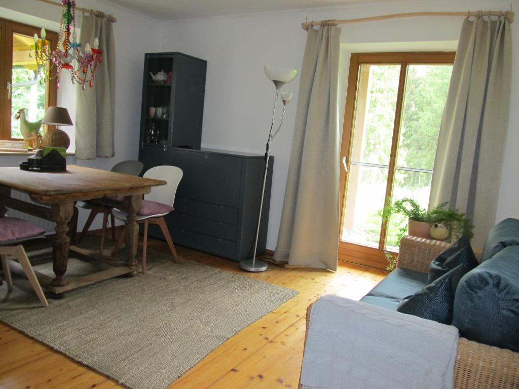 ヴェルト・アン・デア・ドナウにあるWaldesruh & Waldeslustのリビングルーム(テーブル、青いソファ付)