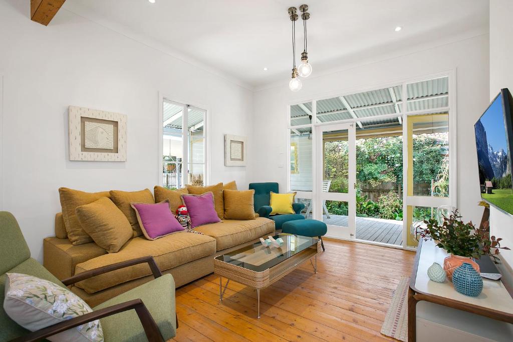 Et opholdsområde på Paws Up Cottage