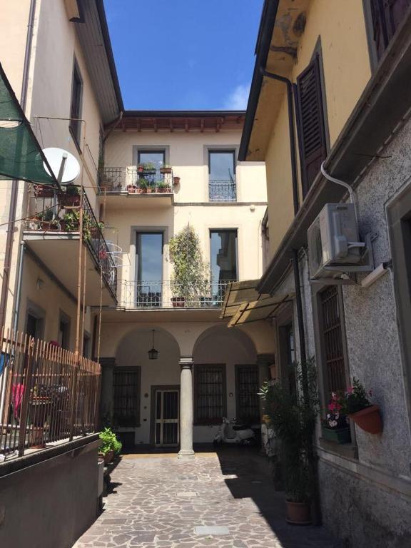 an empty alley with a building with a balcony at Casa San Paolo in Sarnico