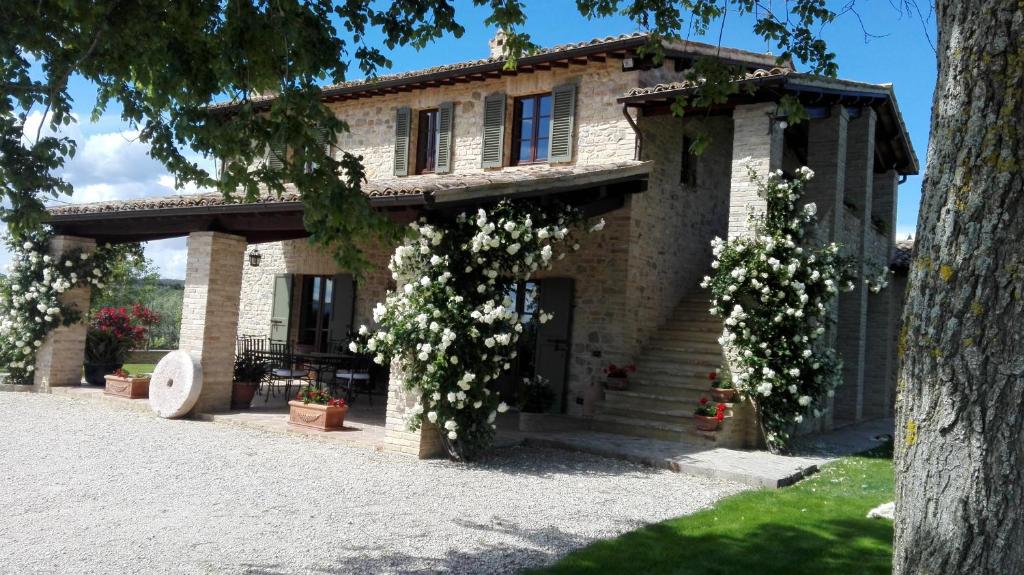 a house with white flowers on the front of it at B&B Casa Laura in Montefalco