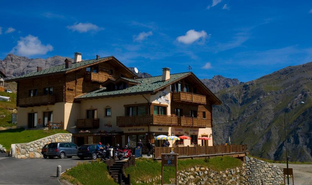 Nespecifikovaný výhled na hory nebo výhled na hory při pohledu z hotelu