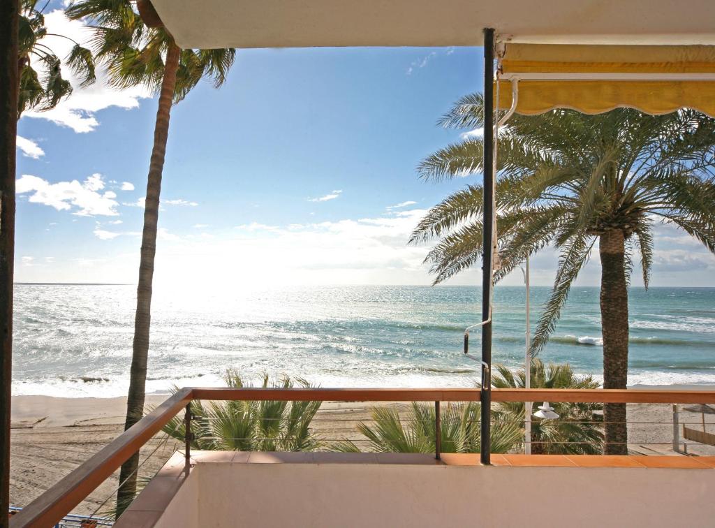 una habitación con vista a la playa en Apartamentos Playa Torrecilla, en Nerja