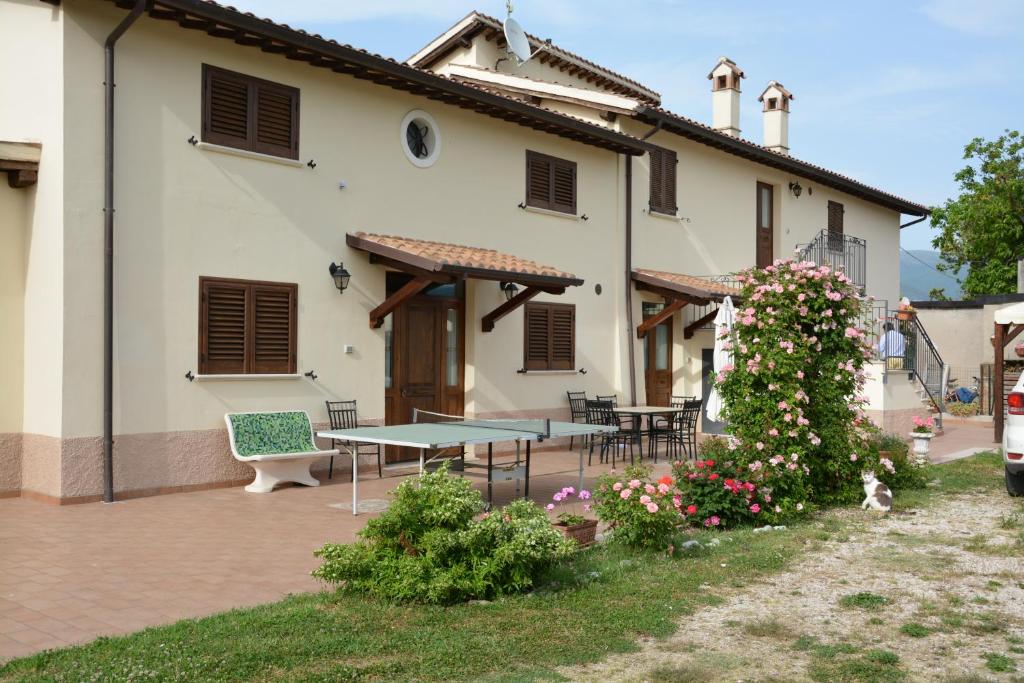 een huis met een patio met een tafel en stoelen bij Nonna Alda in Spoleto