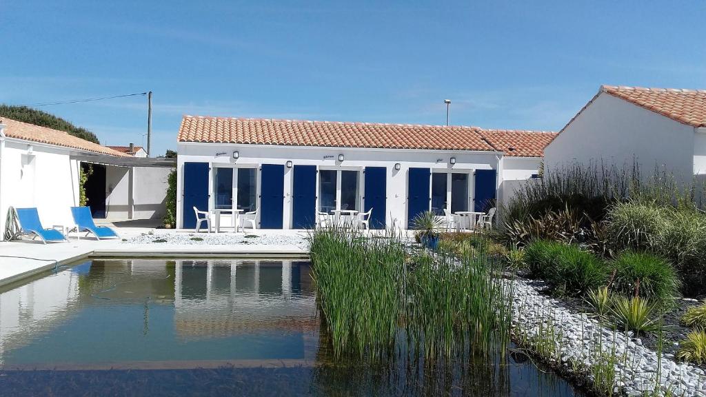 une maison avec une piscine en face de celle-ci dans l'établissement Les Mouettes, à La Cotinière