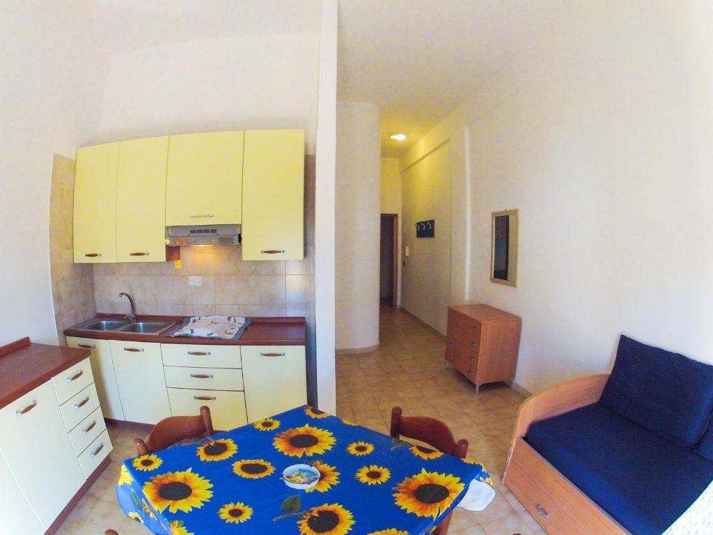 ランペドゥーザにあるVittorio Emanuele Apartmentsのキッチン(ひまわりのテーブル付)