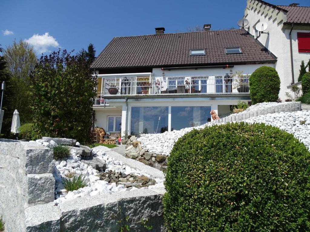 ein Haus mit einem Steingarten davor in der Unterkunft Apartment am Schlossberg in Leutkirch im Allgäu