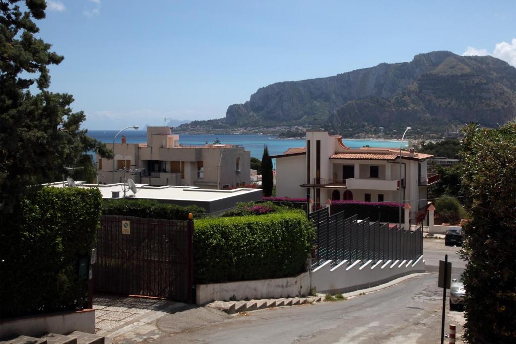 einen Blick von einer Straße aus Häusern und dem Meer in der Unterkunft Halley House in Mondello