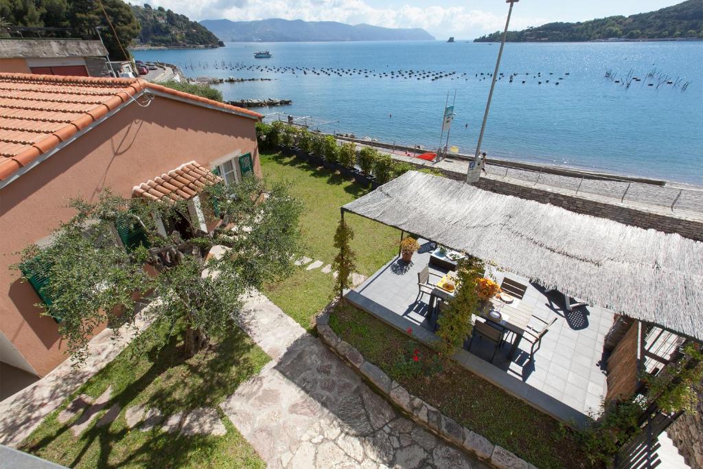 eine Aussicht auf ein Haus mit Blick auf das Wasser in der Unterkunft La Villetta in Porto Venere