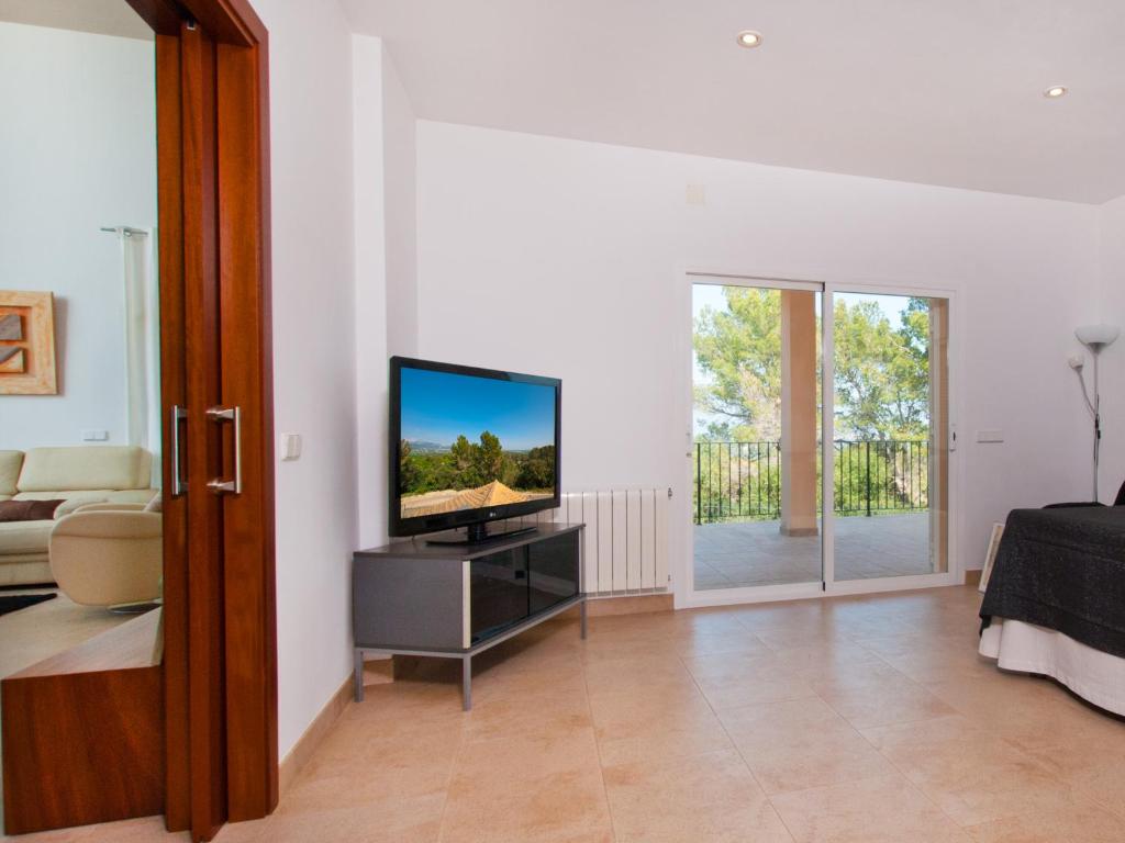 TV a/nebo společenská místnost v ubytování Villa S'hermita para 8 con piscina, jardín y vistas espectaculares