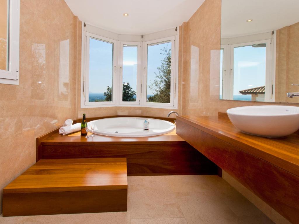 Koupelna v ubytování Villa S'hermita para 8 con piscina, jardín y vistas espectaculares