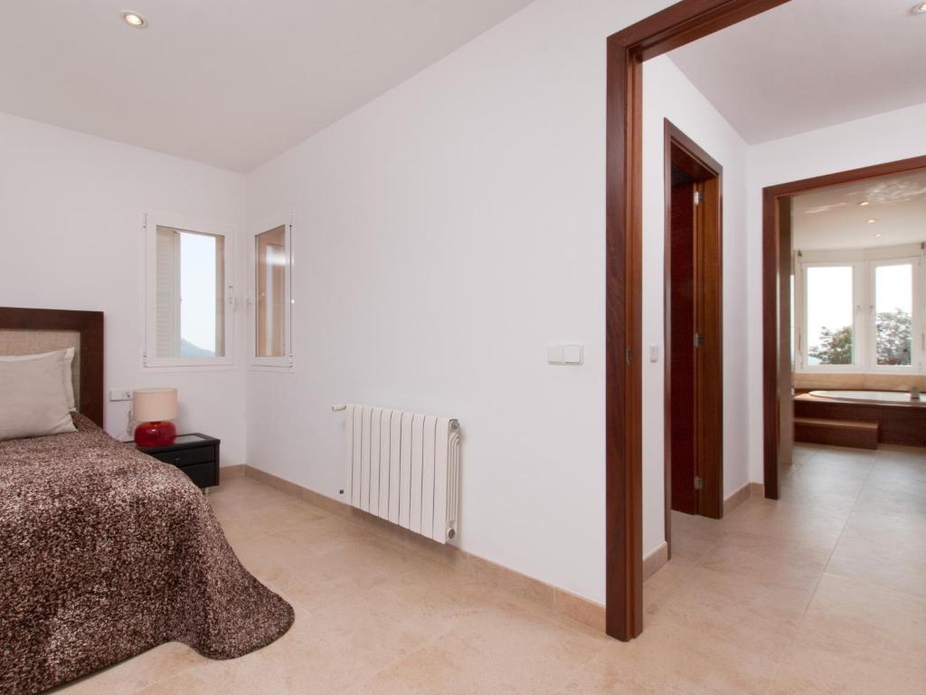 Postel nebo postele na pokoji v ubytování Villa S'hermita para 8 con piscina, jardín y vistas espectaculares
