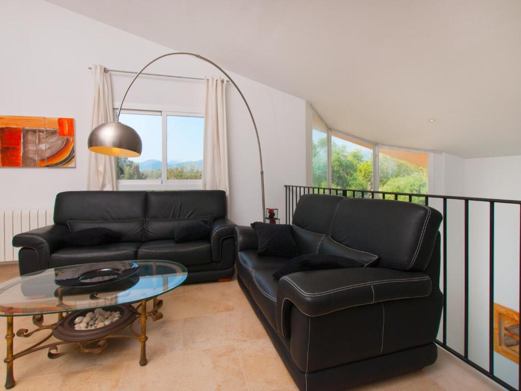 Posezení v ubytování Villa S'hermita para 8 con piscina, jardín y vistas espectaculares