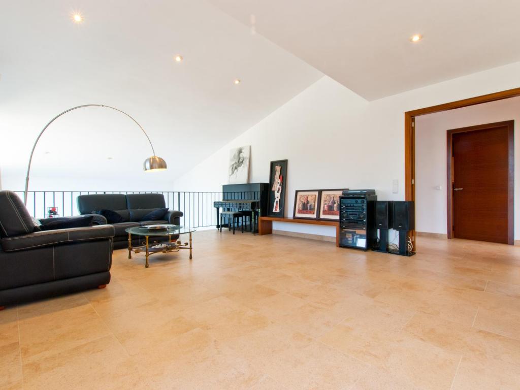 Posezení v ubytování Villa S'hermita para 8 con piscina, jardín y vistas espectaculares
