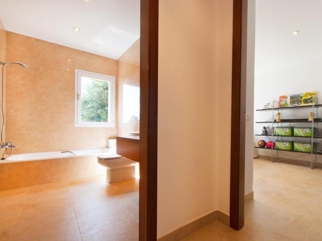 Koupelna v ubytování Villa S'hermita para 8 con piscina, jardín y vistas espectaculares