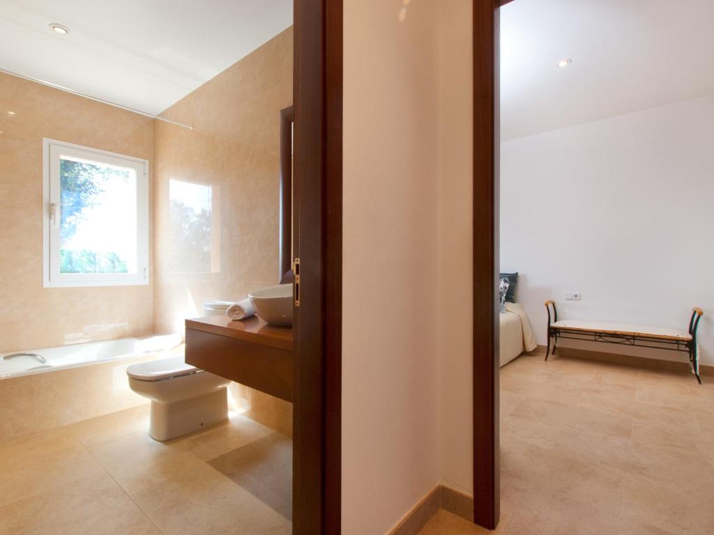 Koupelna v ubytování Villa S'hermita para 8 con piscina, jardín y vistas espectaculares