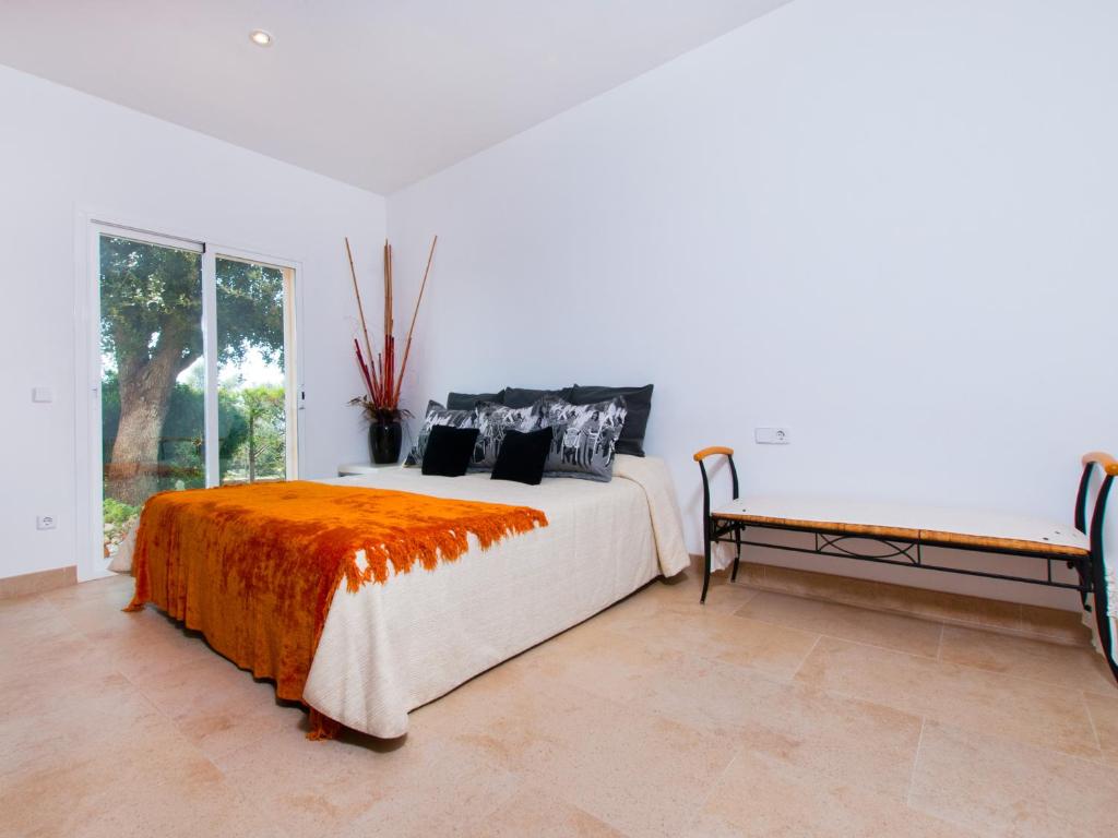 Postel nebo postele na pokoji v ubytování Villa S'hermita para 8 con piscina, jardín y vistas espectaculares