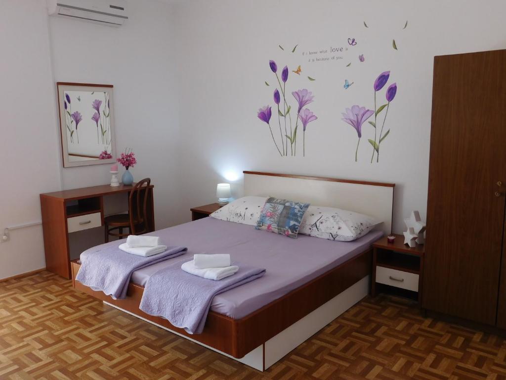 1 dormitorio con 1 cama con 2 toallas en Guest house Ivanka, en Hvar