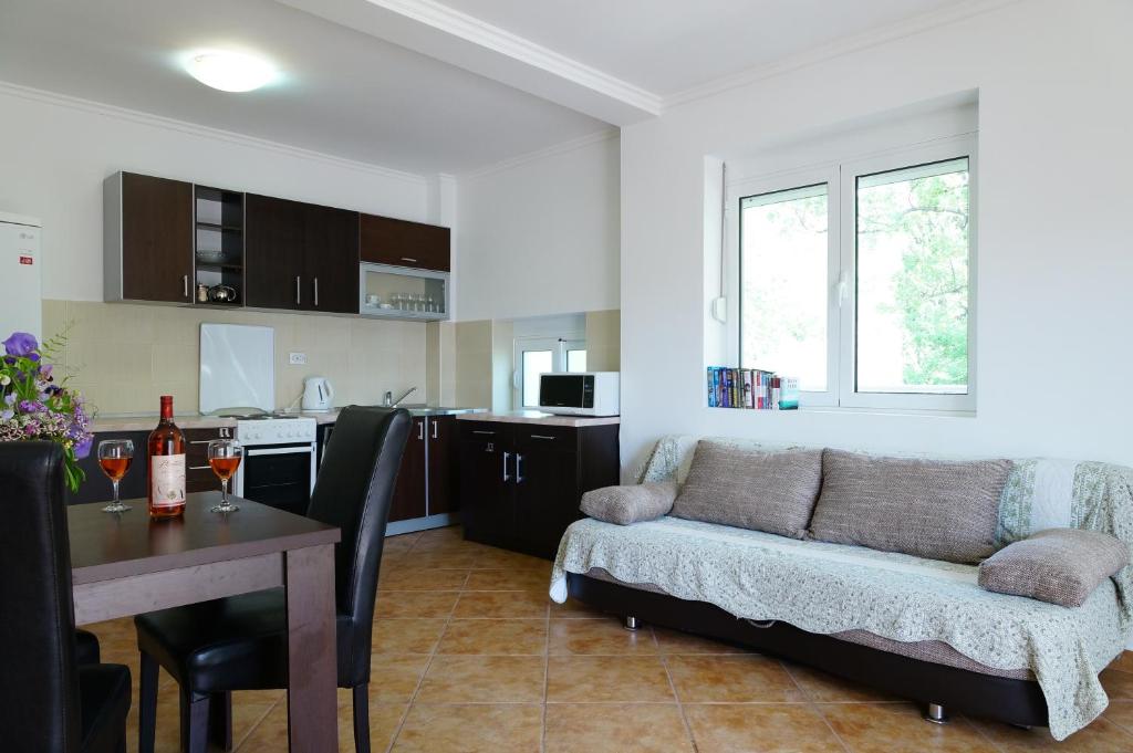 Kuchyň nebo kuchyňský kout v ubytování Apart Hotel Forte Roses Montenegro KO Buljarica