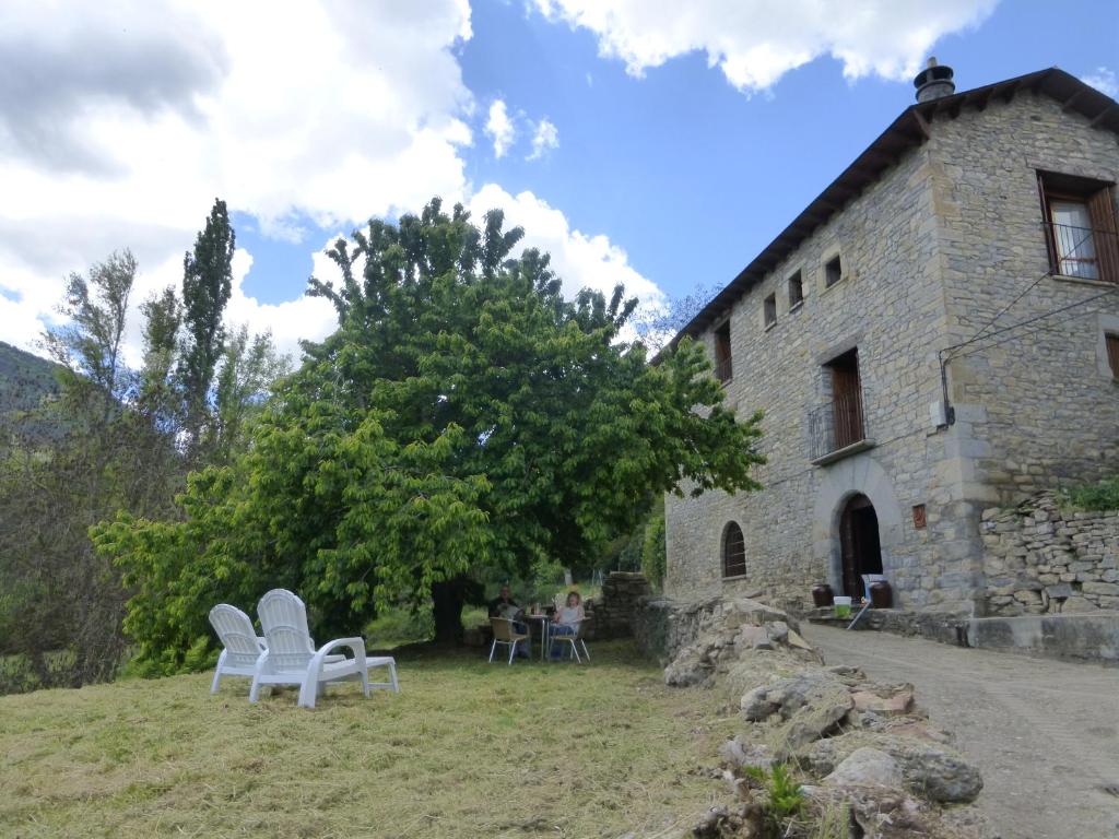 a group of white chairs sitting in front of a building at Casa Santafe in San Juste