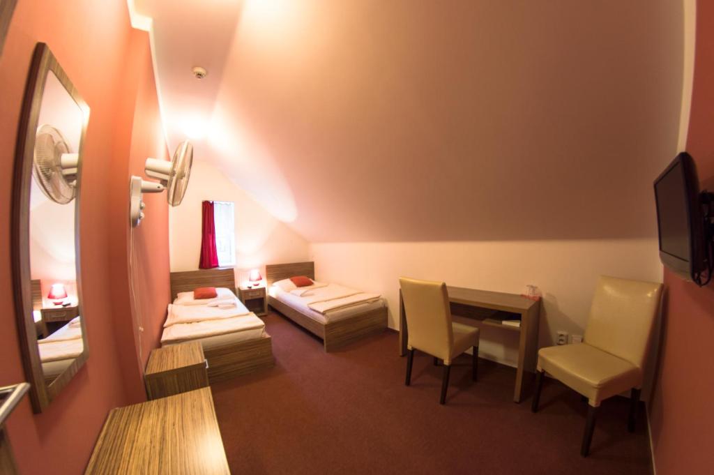 Postel nebo postele na pokoji v ubytování Wellness Hotel Hukvaldy POLOPENZE A WELLNESS V CENĚ