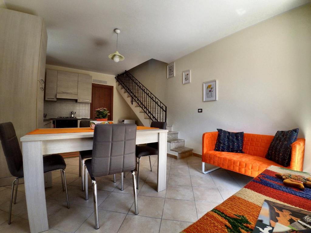 - une cuisine et une salle à manger avec une table et un canapé dans l'établissement Casa Colapesce, à Castelmola