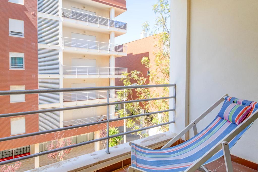 hamak na balkonie apartamentu w obiekcie T1 Praia da Rocha w mieście Portimão