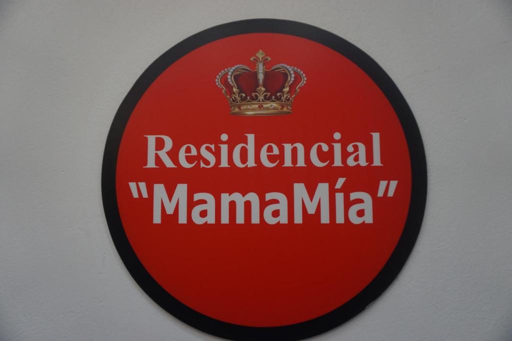 ein Zeichen für das Regiment Mannanma an einer Wand in der Unterkunft Residencial Mamamia in Tacna