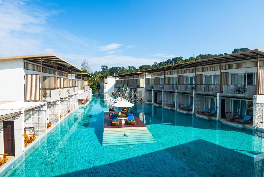 Bazén v ubytování The Briza Beach Resort, Khao Lak SHA Extra Plus nebo v jeho okolí
