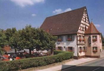 un edificio al lado de una calle en Hotel-Gasthof Rotes Roß en Heroldsberg