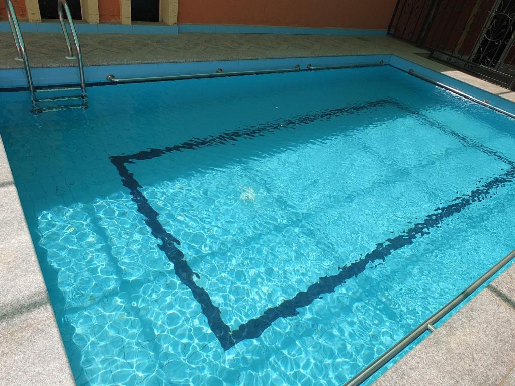 Swimmingpoolen hos eller tæt på فندق ادوماتو ADOMATo HOTEl