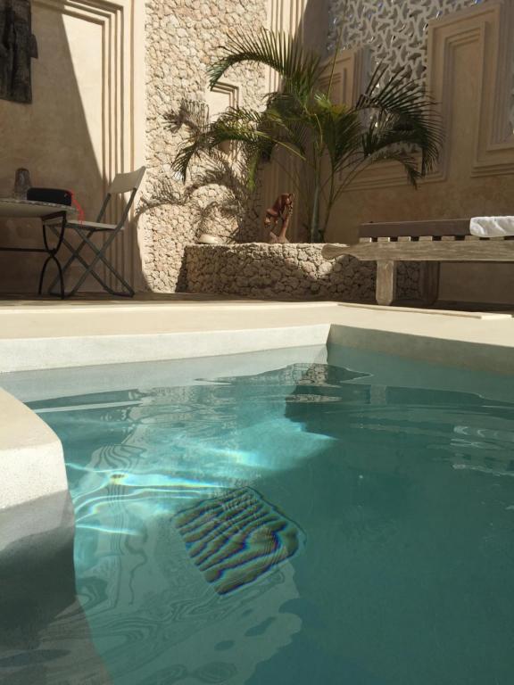 Bazén v ubytování The Villa Luxury Suites Hotel nebo v jeho okolí