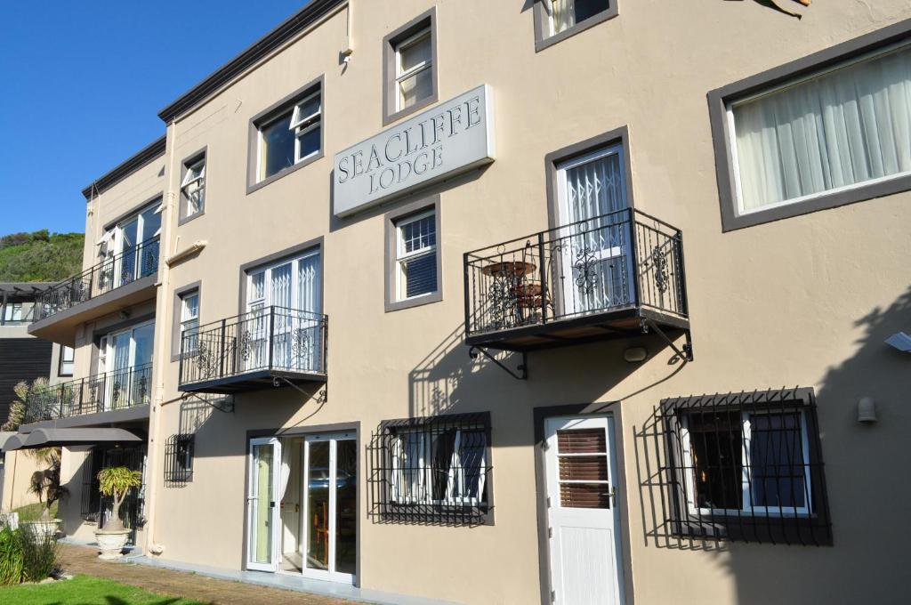 ein Gebäude mit Balkonen und einem Schild darauf in der Unterkunft Seacliffe Lodge in Hout Bay